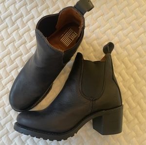 Frye Sabrina Chelsea Boot